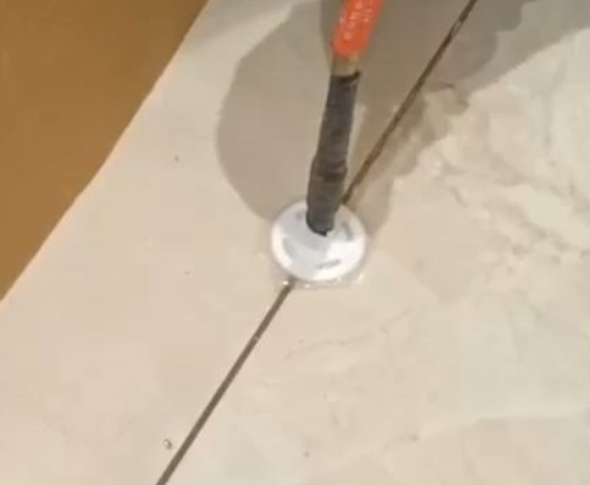 大丰瓷砖空鼓维修公司专业解答瓷砖在铺贴过程中，如果没有涂抹均匀到位的粘结材料（如水泥砂浆或瓷砖胶），可能会导致以下问题